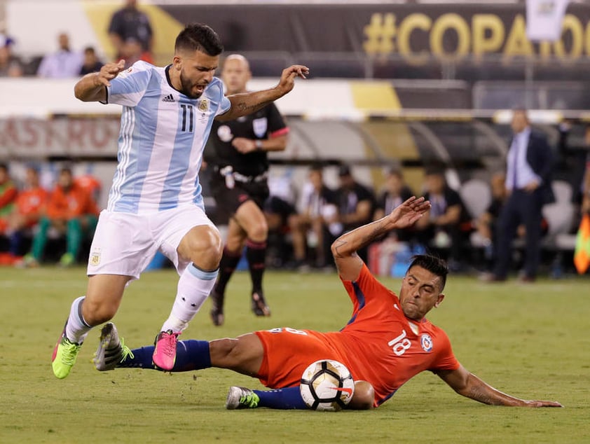 La primera parte culminó sin goles, Martino se vio forzado a enviar toda la maquinaria al frente con un hombre de sumo poderío como Sergio Agüero.