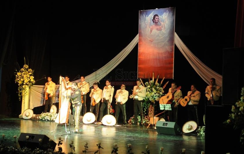 El recital inició pasadas las 20:00 horas con las piezas La feria de las flores y Los laureles a cargo de César Gabriel Franco. Continuó Cecilia Valadez con Alma de acero y El cantador.