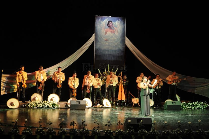 El recital inició pasadas las 20:00 horas con las piezas La feria de las flores y Los laureles.