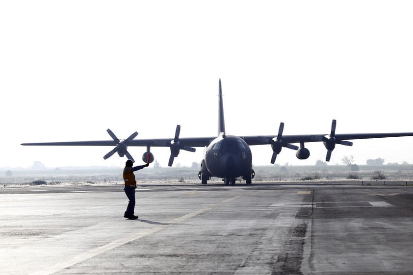 Un avión Hércules del Ejército Mexicano arribó ayer al aeropuerto de Puerto Escondido con productos básicos para distribuirlos en las tiendas comunitarias.