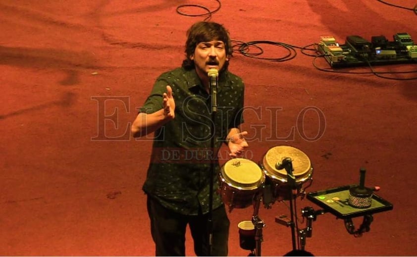 Un concierto sin pretensiones pero que cumplió con las expectativas fue el que disfrutaron los seguidores de León Larregui, quien se presentó en el Palenque de la Expo Feria de Gómez Palacio.