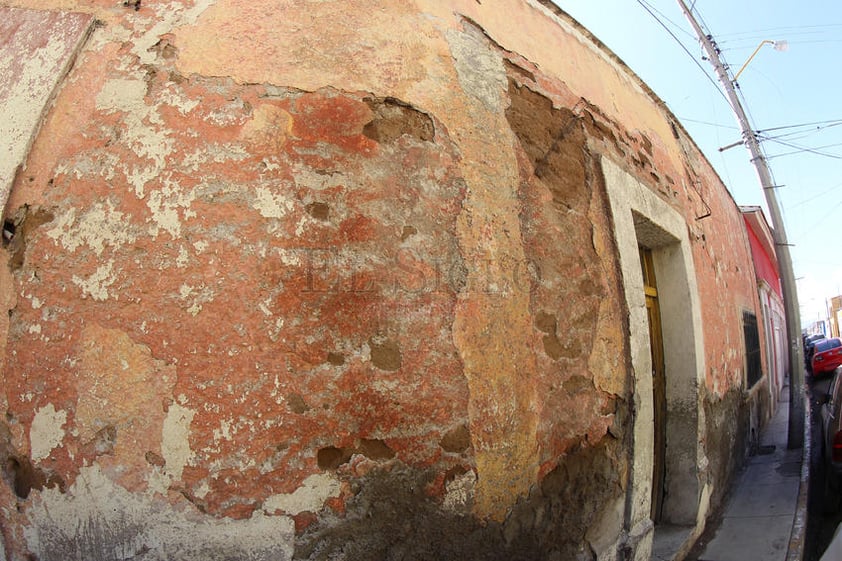 Es el caso del tramo sur-oriente del Centro Histórico, donde es posible encontrar viviendas que sufren abandono o que, aún habitadas, no están muy lejos del colapso.