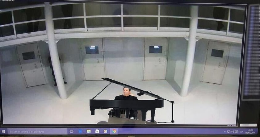 En otra imagen se aprecia a 'El Chapo' disfrutando mientras toca el piano.