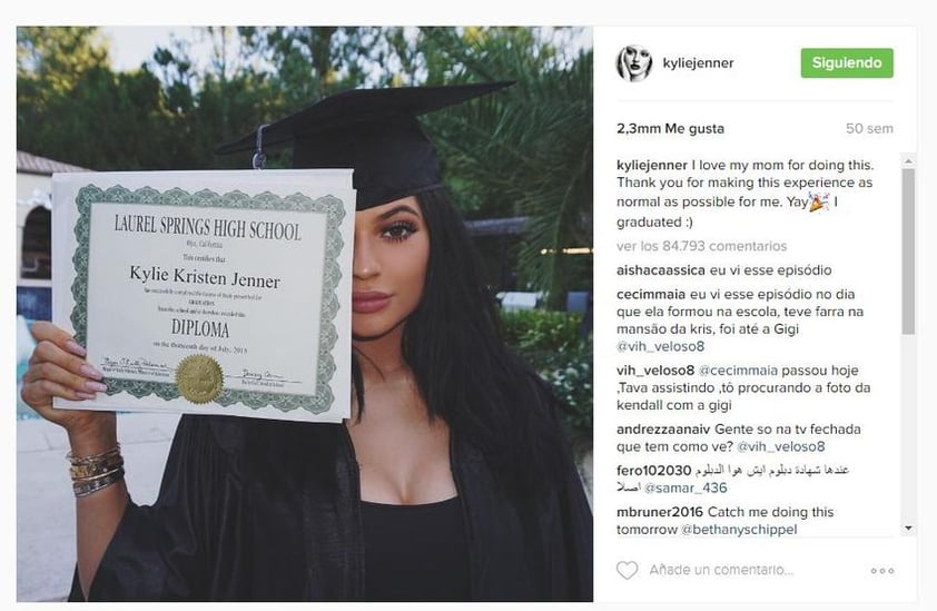 La menor de las Kardashians, Kylie Jenner también aparece en el conteo de las más populares, pero no lo hace luciendo sus atributos, sino un diploma de preparatoria que cuenta con 2.3 millones de likes.