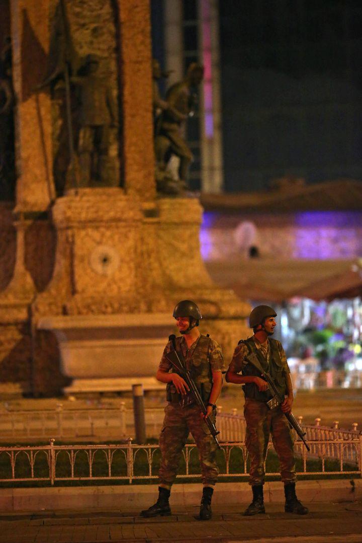 El Ejército se encuentra custodiando las calles.