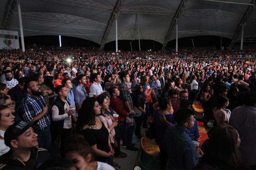 Entre el público hay quien sigue las coreografías de "No es obsesión" y "Mai mai": levantan los brazos al mismo tiempo que los integrantes de OV7 y Kabah.