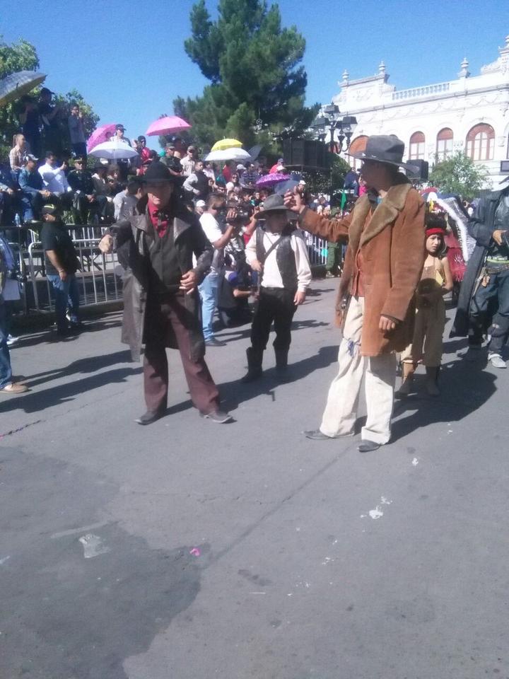 El folklor no se hizo esperar entre polkas y la vestimenta típica, con bailarines que se hacen presentes desde pequeños y aquellos que son padres de nuestros padres y se visten con orgullo de la identidad duranguense.