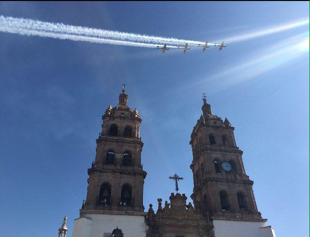 Un asombroso espectáculo se hizo presente en el azul intenso del cielo duranguense, con cuatro aeronaves de la fuerza aérea.