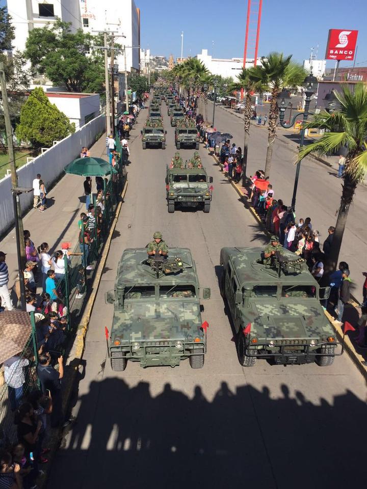 Escaramuzas y pequeños charros llenaron las calles para resaltar el deporte nacional de México, entre color y aplausos tres jinetes cerraron el contingente mientras se hacía sonar el corrido de Durango,