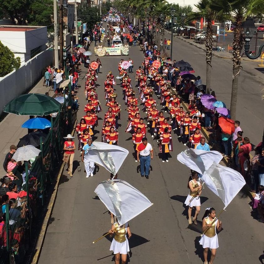 Entre aplausos fueron recibidos aquellos que son los defensores de la patria, los militares que hicieron el recorrido a pie, diferentes vehículos y montados.