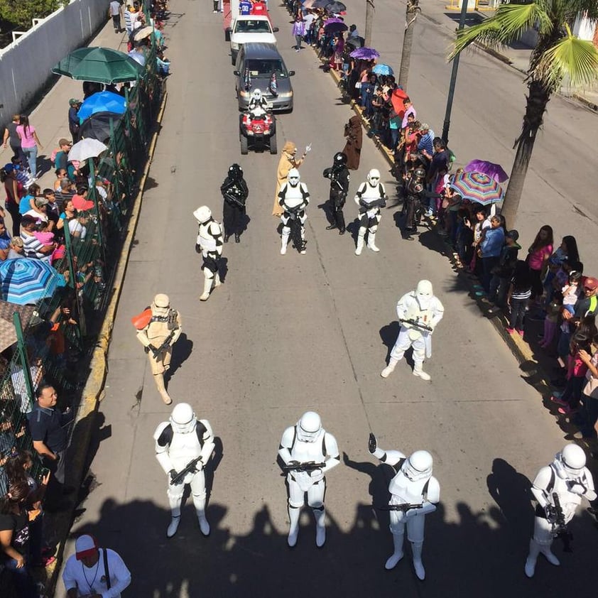 Canciones del folklor mexicano amenizaron su espera, junto con temas interpretados por la banda de guerra.