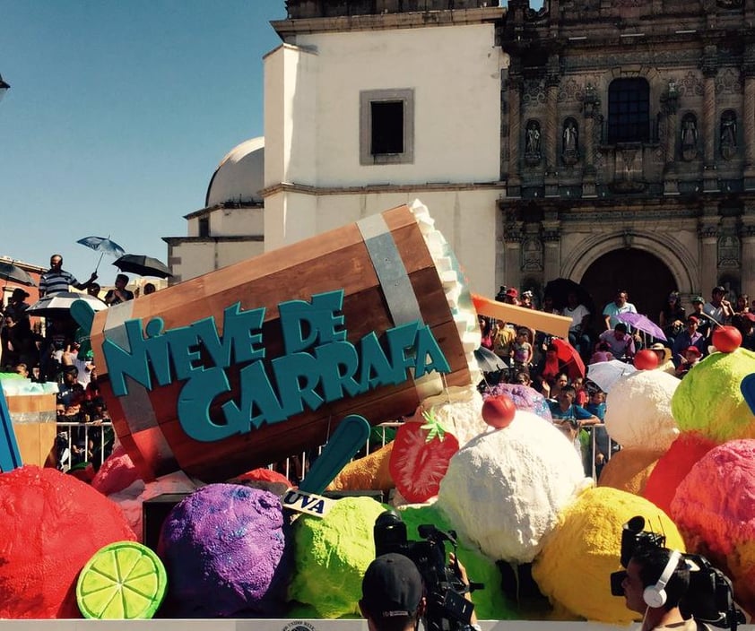 En el desfile resaltaron platillos que caracterizan los productos de la tierra duranguense.