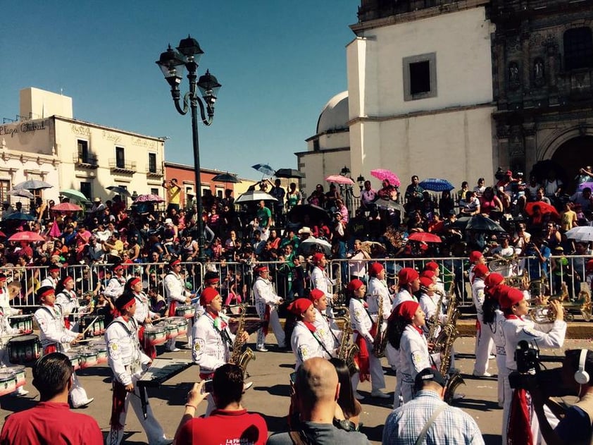 Horas antes los asistentes esperaban para ver pasar los platillos típicos de nuestra entidad para celebrar "El año de la gastronomía".