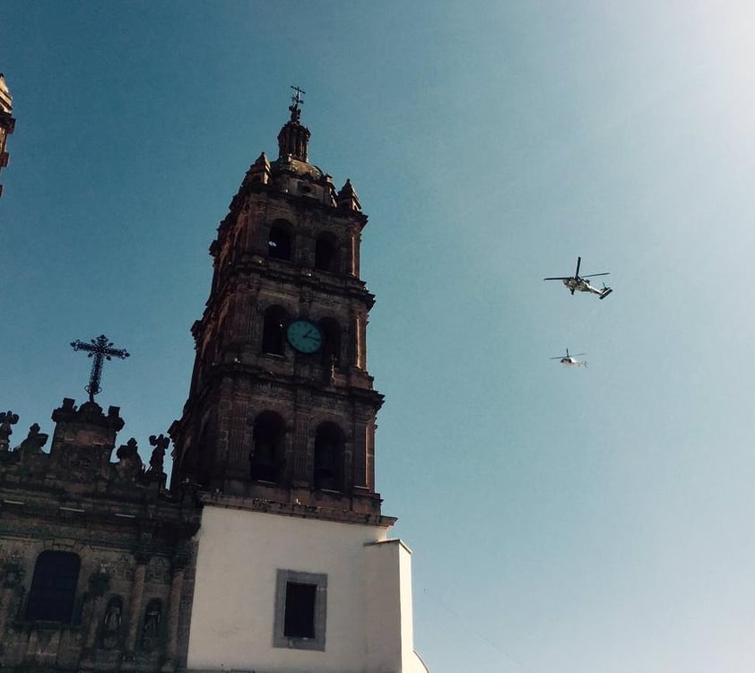 Un asombroso espectáculo se hizo presente en el azul intenso del cielo duranguense, con cuatro aeronaves de la fuerza aérea.