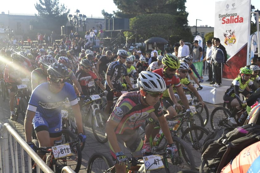 Al segundo escalón subió Jenny Chávez Erives, quien paró el cronometro en 4:20:37.6.