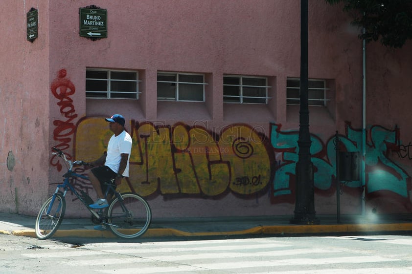 Algunos prefieren ceder parte de sus muros para que grupos de jóvenes se expresen mediante graffiti artístico con murales, antes que ser víctima de los vándalos