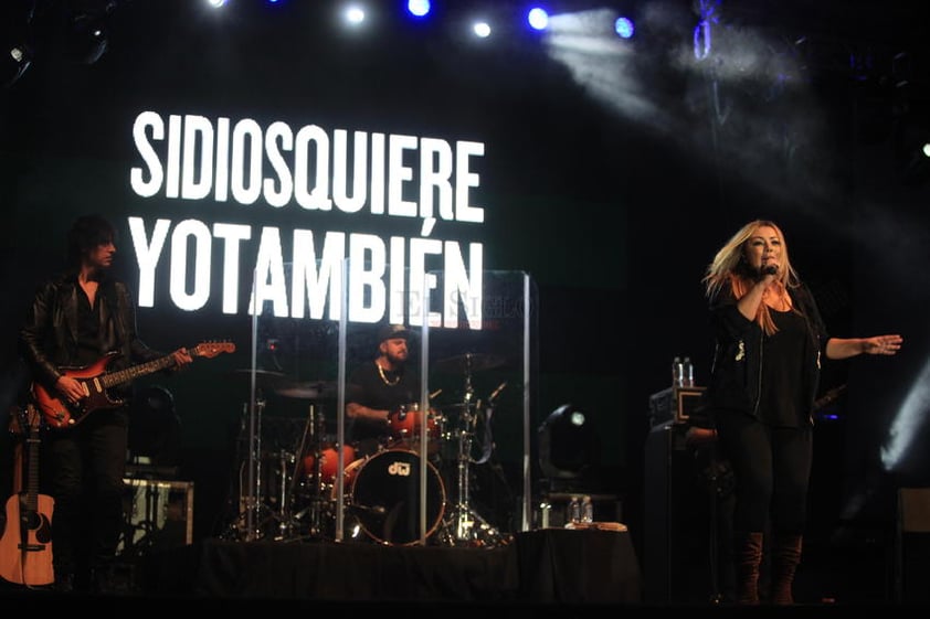 Aunque el publico no abarrotó, sí se sintió ese calor de quien sabe lo que va a escuchar y a quien va a ver, al menos a la hora de cantar nadie desafinó.