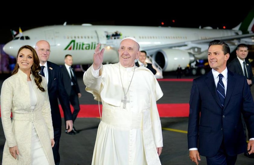 El papa Francisco fue recibido por Peña Nieto y Angélica Rivera en su visita a México en 2016.