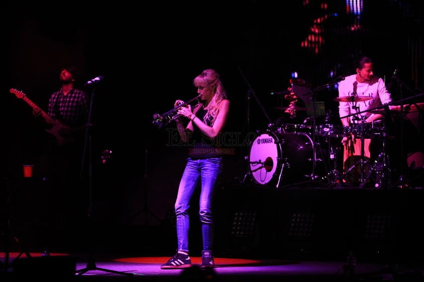 La agrupación alimenta los toques flamencos con jazz, folk, reggae y así, en esa amalgama musical, se presentaron anoche en la Velaria de la Fenadu 2016.