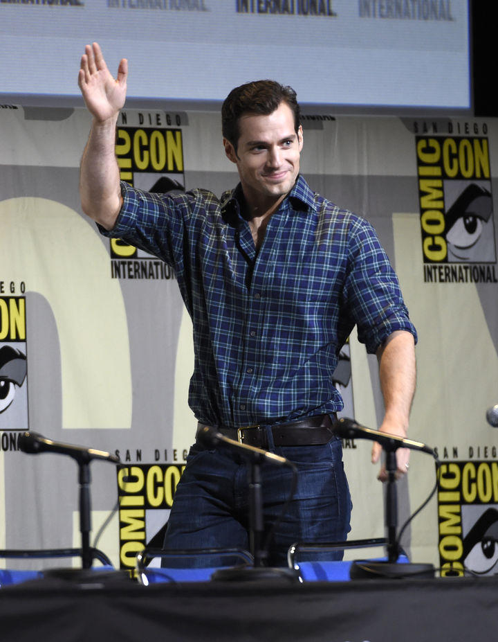 Henry Cavill, quien da vida a Superman, saludando a sus fans en la Cómic Con