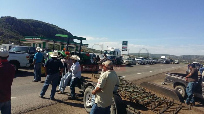 Un último bloqueo se registró en la carretera Mezquital, en la comunidad de Tomás Urbina.