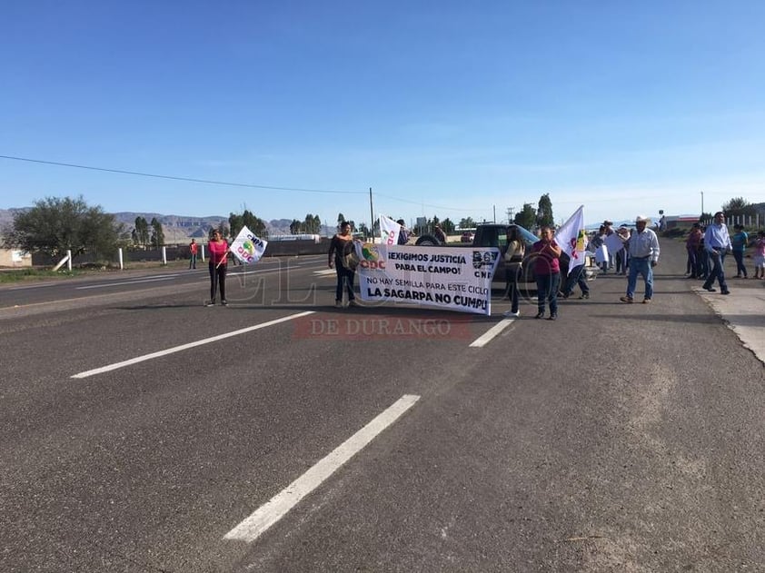 Fue bloqueo total por unos momentos, pero ante el enojo que expresaron algunos ciudadanos, después lo volvieron intermitente.