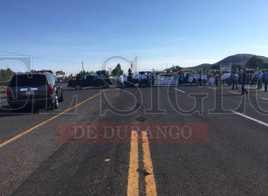 Los bloqueos son en cinco puntos distintos, uno de forma parcial corresponde a la carretera Durango-Mazatlán, a la altura de El Pino, uno más en La Granja.