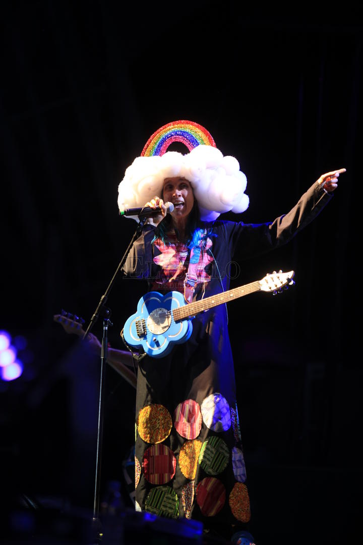 Ella, que a mediados de los noventa era una de las pocas mujeres que prestaba su voz a la escena del rock, y abrió el camino para muchas más, llegó con la mitad del cabello azul, un arcoiris en la cabeza, mangas de tigre y un largo vestido oscuro.