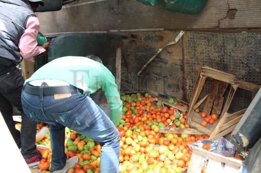 El camión transportaba tomate.