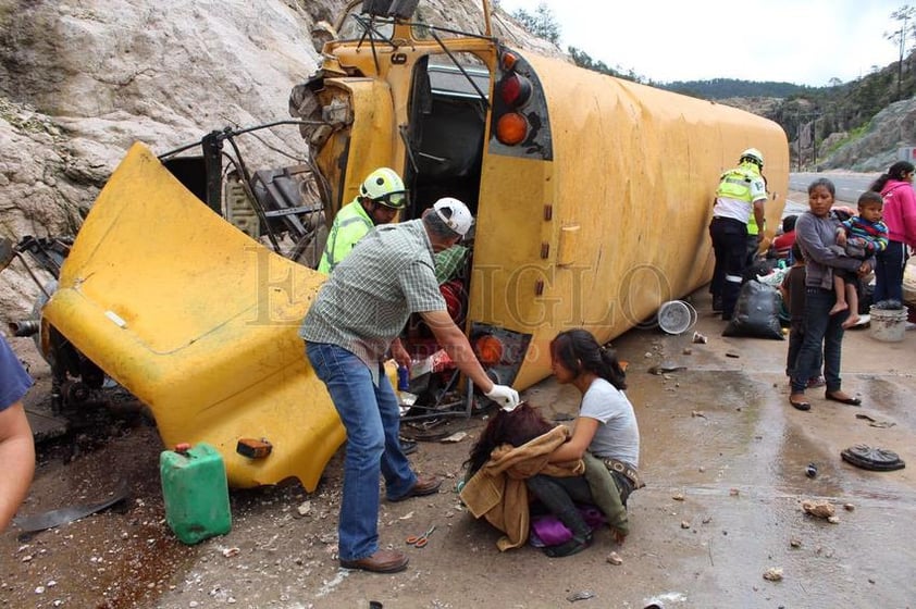 El camión transitaba por la autopista Durango-Mazatlán.