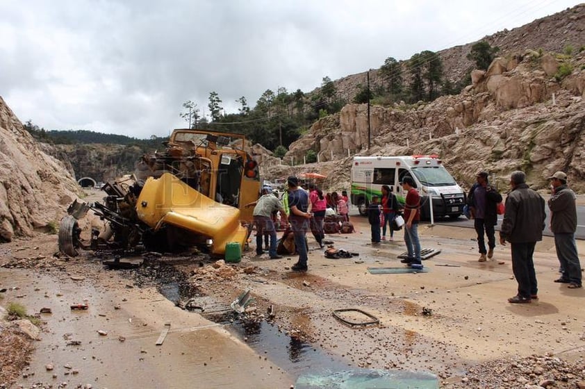 El camión en el que viajaban 35 jornaleros se quedó sin frenos.