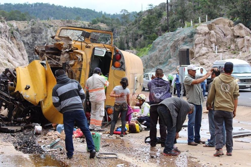 El accidente ocurrió en el kilómetro 127 de la supercarretera Durango-Mazatlán.