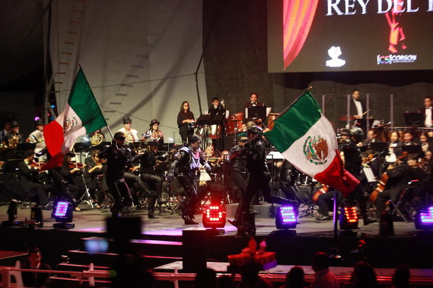 Según indicaron durante el concierto, estuvo presente con un grupo de bailarines para poner ritmo a la velada.