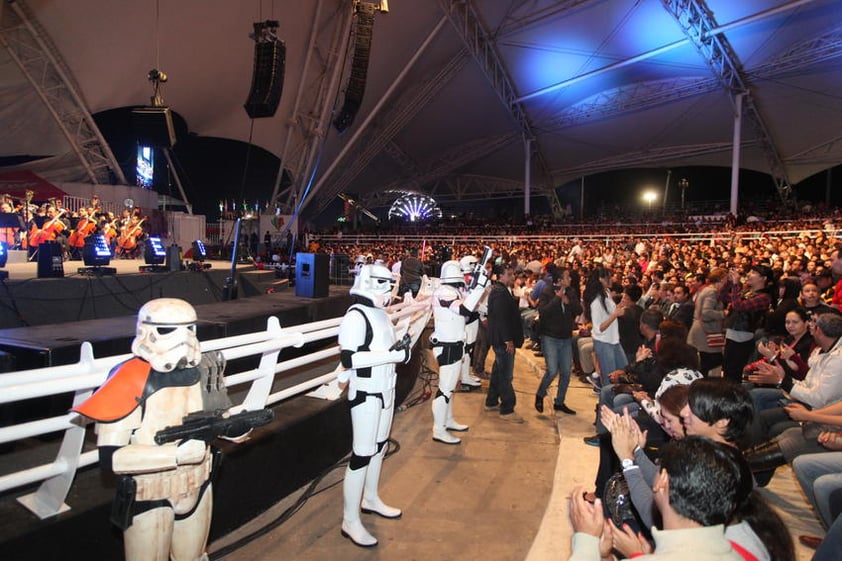 La noche del viernes, los músicos, bajo la batuta del maestro Armando Casanova, ejecutaron piezas emblemáticas de Star Wars y Michael Jackson.