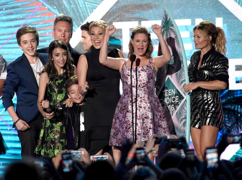 El elenco de Fuller House aceptó el premio de Mejor serie de comedia.