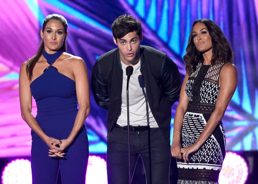 Nikki Bella, Matthew Daddario y Brie Bella participaron como presentadores.