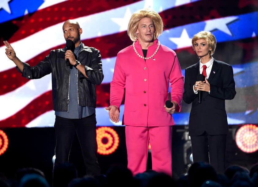 La 18va edición de los Teen Choice Awards comenzó con Cena y Justice vestidos como Hillary Clinton y Donald Trump, respectivamente, y animaron a los adolescentes a registrarse para votar en los comicios presidenciales del mes de noviembre.