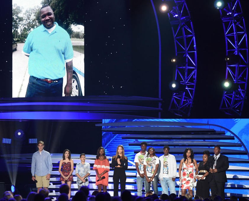 Durante la gala de los premios que reconocen a los preferidos del público adolescente, Jessica Alba compartió escenario con un grupo de jóvenes relacionados con víctimas de las balaceras de San Bernardino, en California; Newtown, en Connecticut; y Orlando, en Florida.