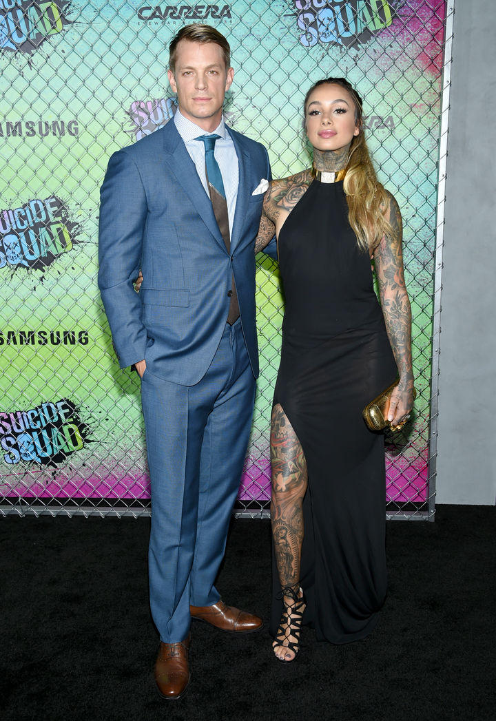 Joel Kinnaman, junto a Cleo Wattenstrom durante el estreno de la cinta.