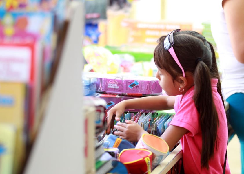 Existe una gran afluencia de familias que acuden, en ocasiones acompañados de sus hijos, a hacer las compras de útiles escolares, mochilas, calzado y uniformes.