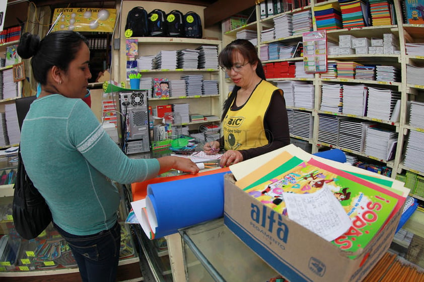 Existe una gran afluencia de familias que acuden, en ocasiones acompañados de sus hijos, a hacer las compras de útiles escolares, mochilas, calzado y uniformes.