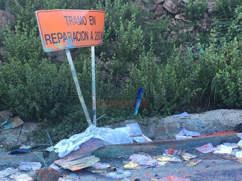 En lo que corresponde al camión de carga, conducido por Osvaldo Ramos Chávez, de 46 años, vecino de Torreón, Coahuila, quien también quedó lesionado, fue proyectado hacía un costado de la carretera debido al fuerte impacto.