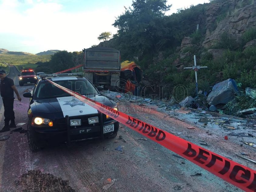 Los rescatistas encontraron en el sitio mencionado una camioneta Nissan, tipo pick up, volcada, y a un costado el cuerpo sin vida de Esaú Rojas Andrade, de 32 años, quien era ingeniero de profesión.