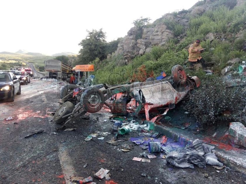 En lo que corresponde al camión de carga, conducido por Osvaldo Ramos Chávez, de 46 años, vecino de Torreón, Coahuila, quien también quedó lesionado, fue proyectado hacía un costado de la carretera debido al fuerte impacto.