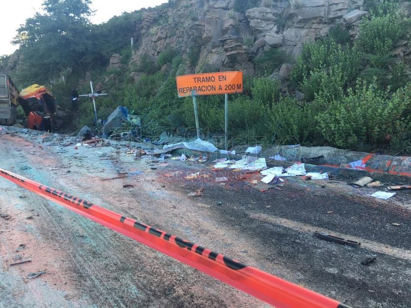 Eran las 8:00 de la mañana cuando en la cabina de radio de Protección Civil se recibió el reporte de un accidente, en el kilómetro 251+600 de la citada rúa, lugar al que llegaron también los agentes de la Policía Federal para tomar conocimiento del siniestro.