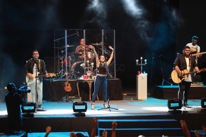 ‘Si fuera fácil’, ‘Así el amor se muere’, ‘La misma luna’ y ‘Más que amigos’, se convirtieron en himnos del grupo conformado por Melissa Robles, Pablo Preciado y Román Torres.