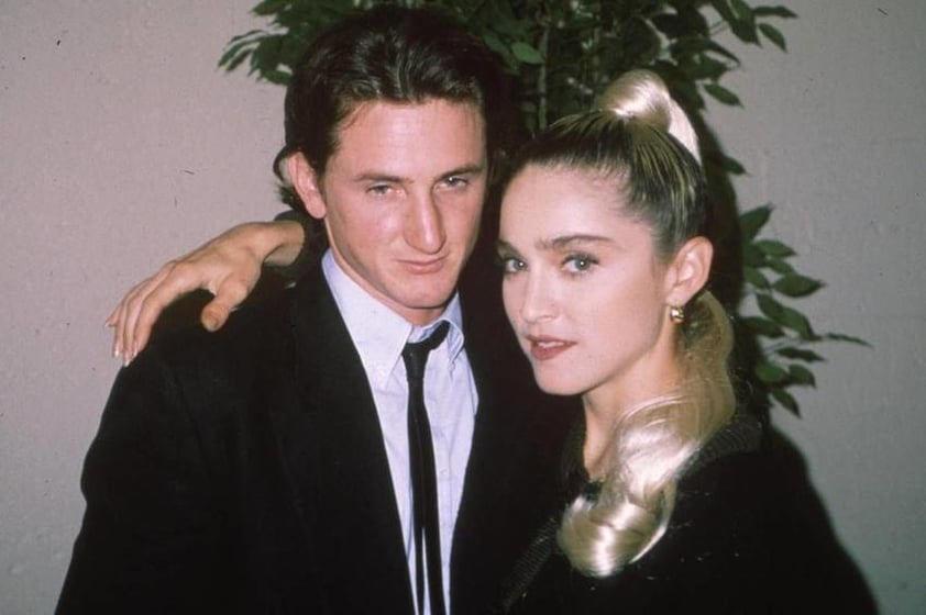 La "Reina del Pop" también fue víctima de la agresividad de una de sus parejas, el actor Sean Penn, que se ha dicho que llegó a amarrarla a un silla.