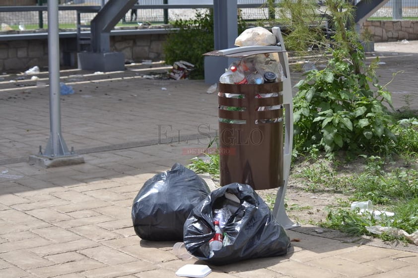 La irresponsabilidad de las personas que diariamente, y sobre todo los fines de semana, asisten a la práctica del deporte en dicha área del poniente de la capital han provocado que los alrededores de las canchas, las gradas y debajo de éstas ofrezcan un espectáculo deplorable.