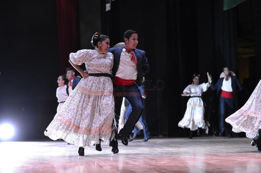 Actuaciones de Holanda "Dutch Dancers" dirigida por Abraham B. Groothuis y el Grupo Folklórico Magisterial "Huehuecóyotl", que dirige Carlos G. Terrazas.