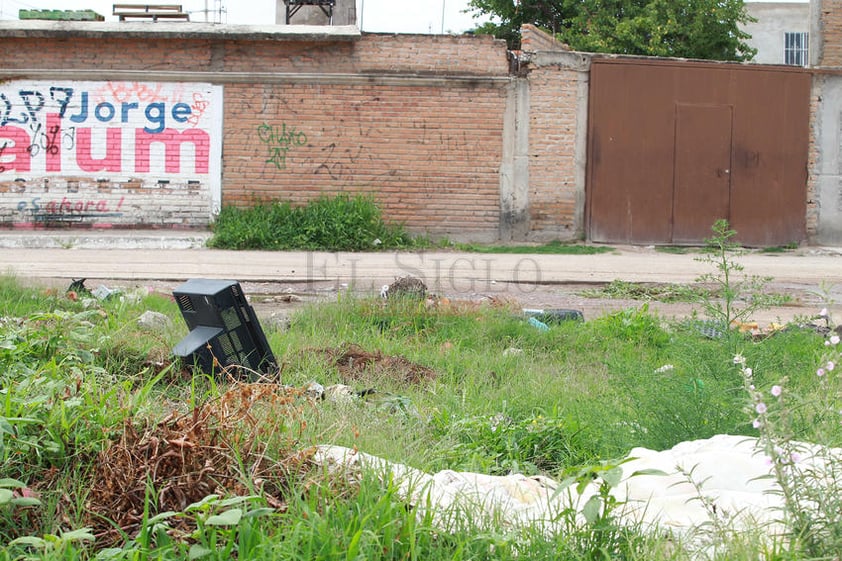 La periferia de las colonias, ante la falta de vigilancia, son usadas como tiradero.